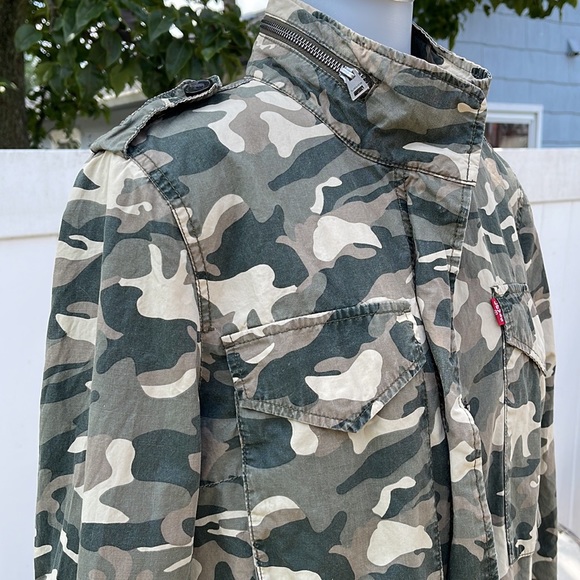 EUC Levi’s Camo lightweight utility Jacket Womens size M - Picture 4 of 17